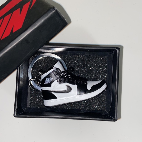 NIKE CUSTOM SHOE KEYCHAIN WITH BOX - Picture 6 of 8